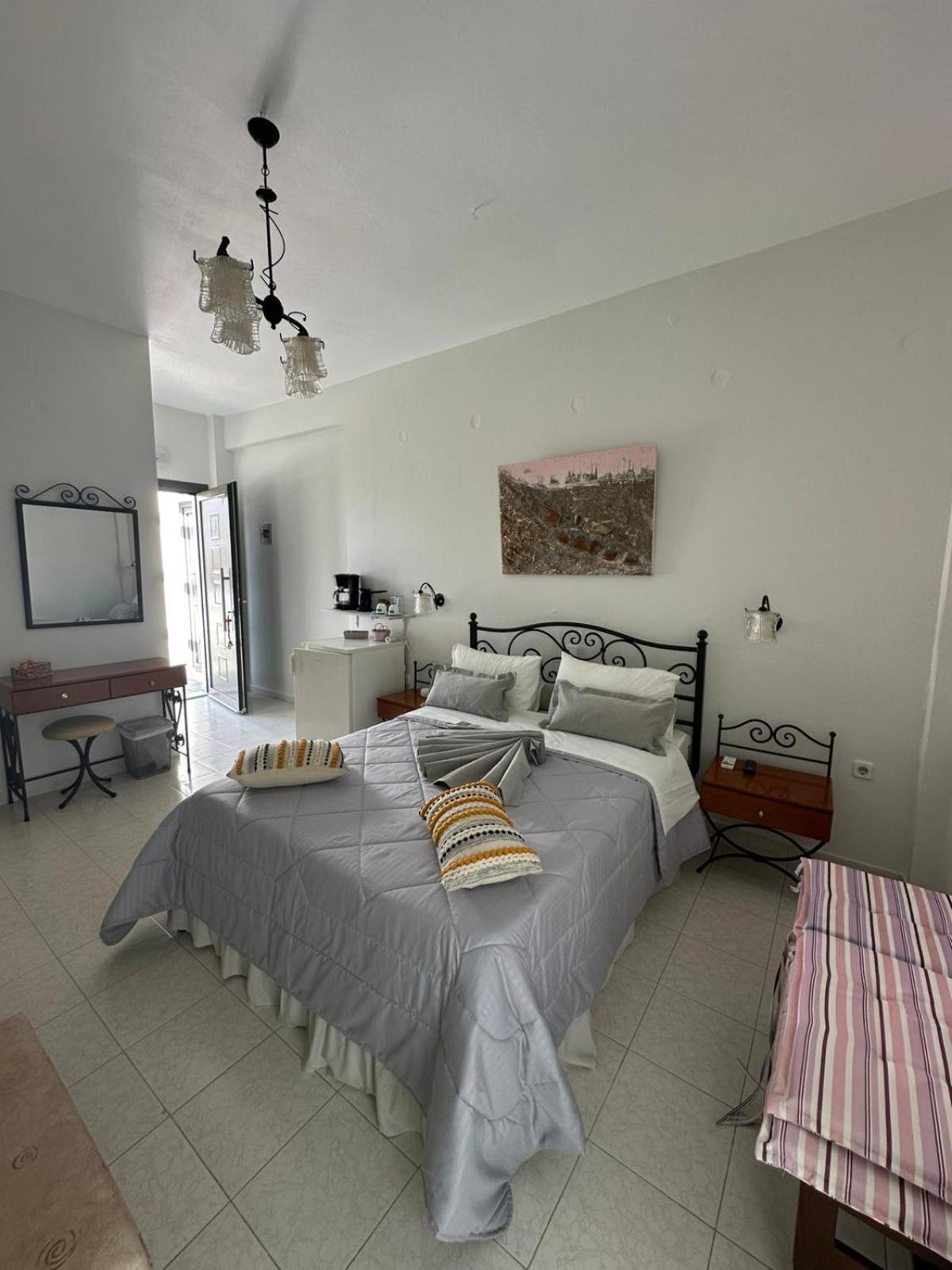 Sardis Rooms Kímolos Exterior foto